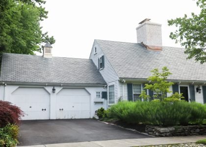 Suburban,House,Stands,Empty,,Its,Foreclosure,Sign,Reflecting,The,Financial